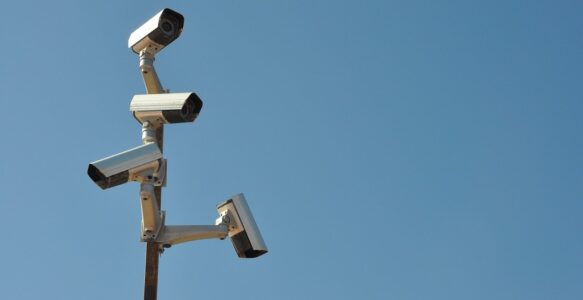 Ancak Allah kontrol eder alemleri, bunu anlamayı dahi beceremeyen kontrol sapıkları…